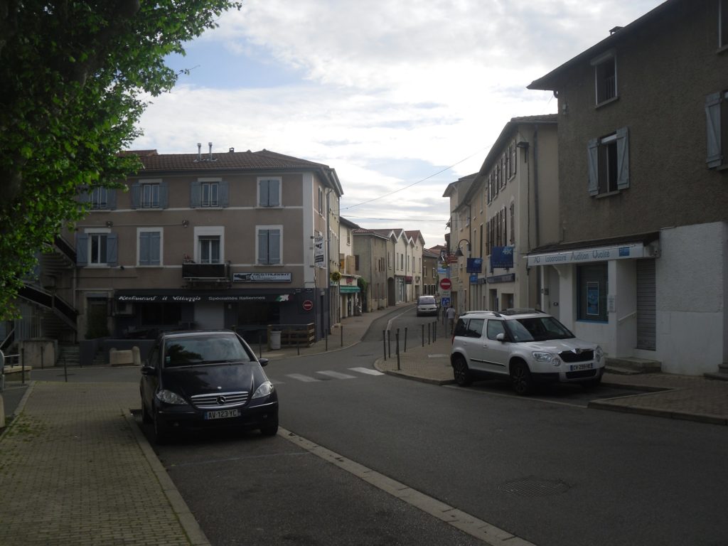Rue centrale de Communay
